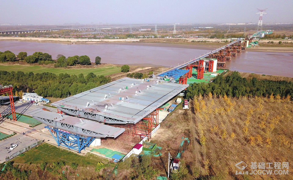 齐鲁黄河大桥主桥箱梁吊装平稳推进