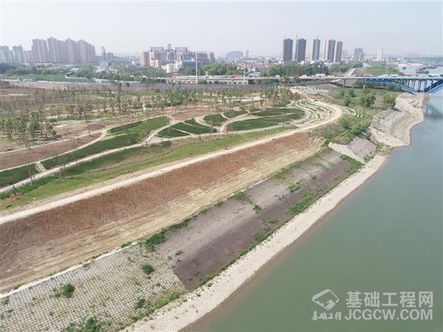 汉阳江滩防洪及环境综合整治工程彭家墩民垸段滩地内景观绿化施工现场