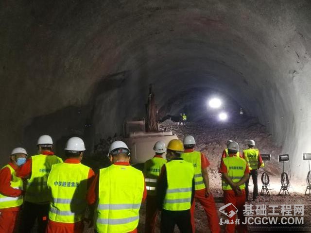 施工方道积极推行大型机械化配套施工 李斌 摄