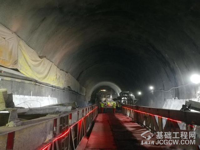 隧道贯通比原预计的工期提前了一个月 李斌 摄