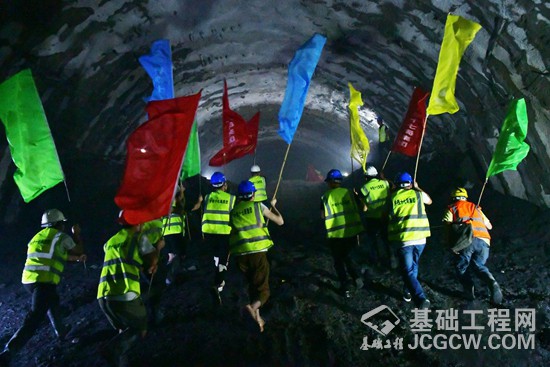 中铁十七局四公司玉磨铁路隧道甘庄隧道全线贯通