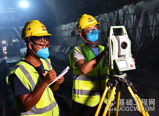 中铁十七局四公司玉磨铁路项目测量队副队长唐奇,带领队员进行隧道初支开挖放样