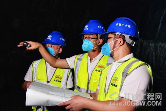 中铁十七局四公司玉磨铁路项目总工程师于国亮与现场技术员讨论施工工法