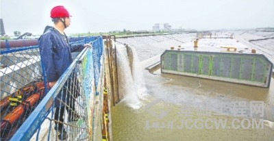 襄阳市东西轴线鱼梁洲段沉管隧道注水试浮，为下一步浮运至汉江做准备。