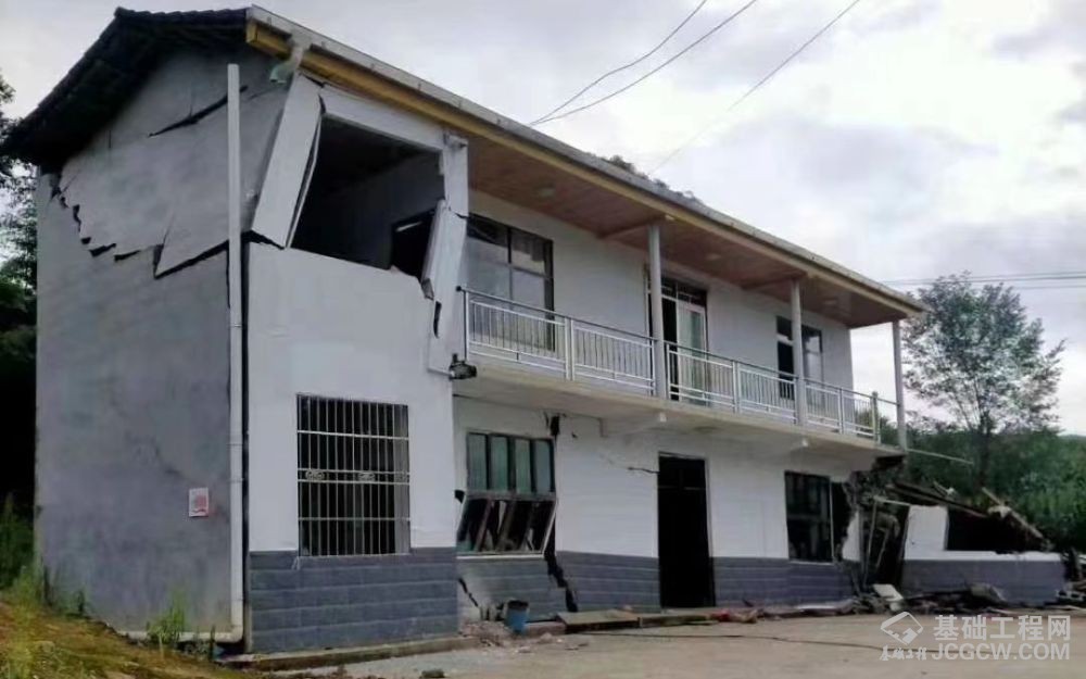 陈国寿家的房屋裂缝。