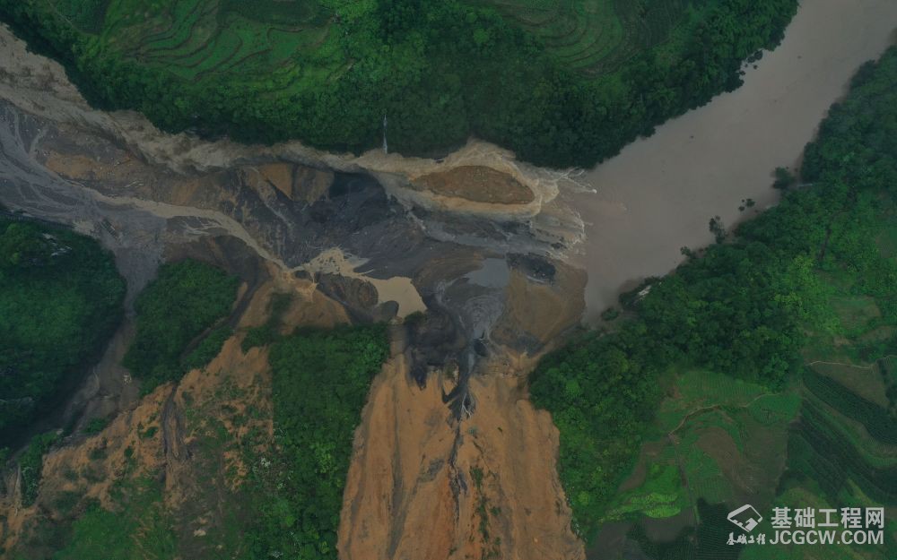 恩施马者村滑坡航拍图。江汉 摄