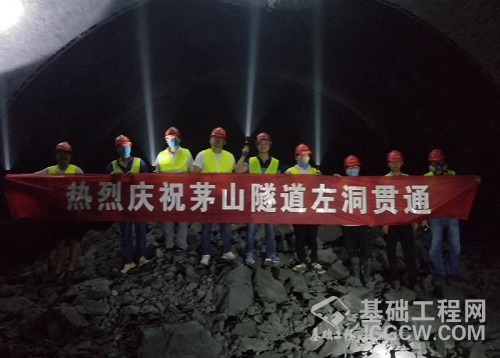 8月7日8时20分,随着一声巨响,由中国中铁大桥局承建的保(康)神(农架)高速公路第三标段茅山隧道左幅顺利贯通。 8月7日8时20分,随着一声巨响,由中国中铁大桥局承建的保(康)神(农架)高速公路第三标段茅山隧道左幅顺利贯通。