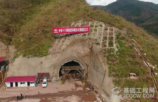 中老铁路重点控制性工程多吉隧道顺利贯通(许鹏健 摄) 中老铁路重点控制性工程多吉隧道顺利贯通(许鹏健 摄)