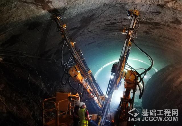隧道采用锚杆台车在洞内开展作业(许鹏健 摄) 隧道采用锚杆台车在洞内开展作业(许鹏健 摄)