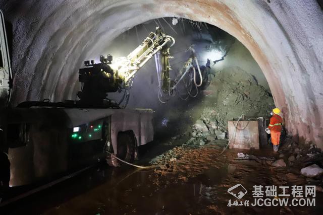 中铁六局湿喷机械手进行掌子面喷混封闭施工(许鹏健 摄) 中铁六局湿喷机械手进行掌子面喷混封闭施工(许鹏健 摄)