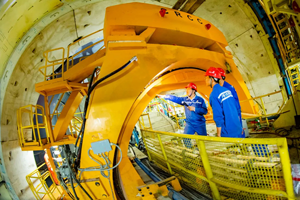 管理人员在进行始发前检查 管理人员在进行始发前检查