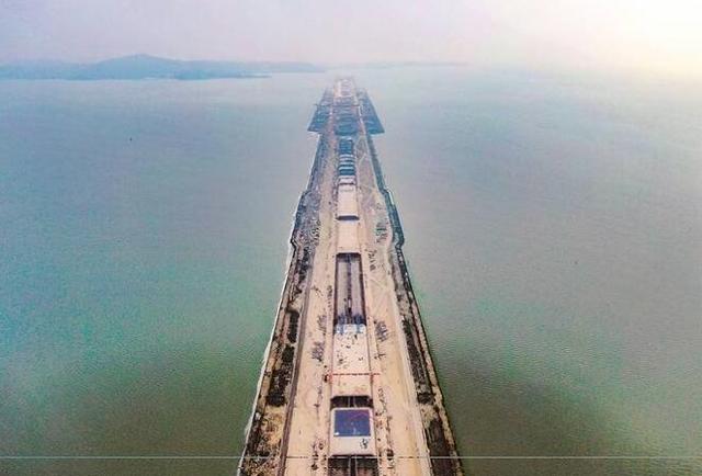 太湖隧道施工现场。 通讯员 李佳丽 本报记者 赵亚玲摄 太湖隧道施工现场。 通讯员 李佳丽 本报记者 赵亚玲摄