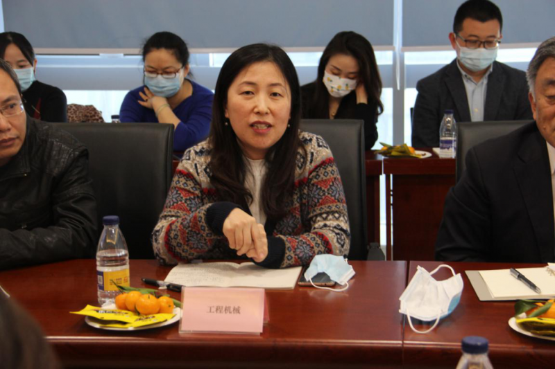 工程机械杂志社社长、主编张宏梅在交流环节讲话1