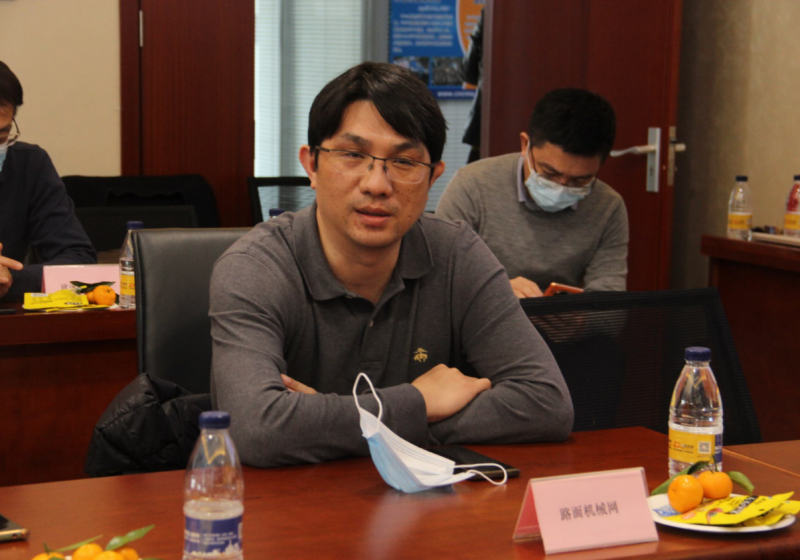 中国路面机械网总经理方剑仙在交流环节讲话