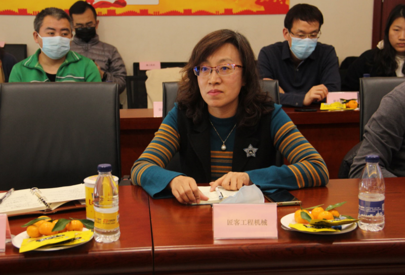 匠客工程机械总经理杨志芳在交流环节讲话