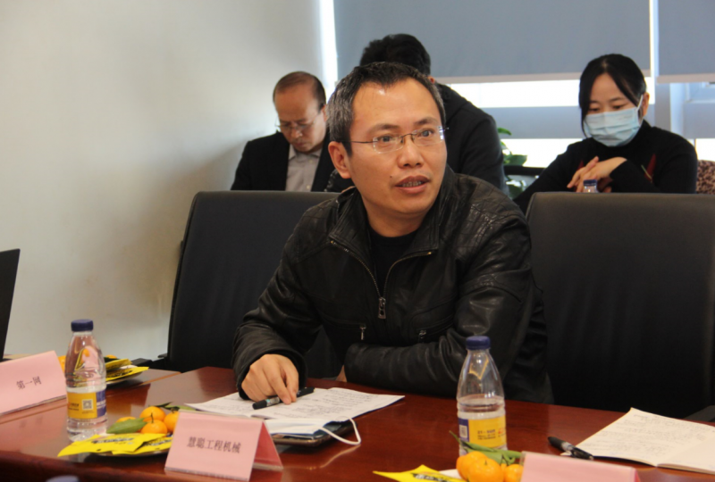 慧聪工程机械网运营总监赵利祥在交流环节讲话