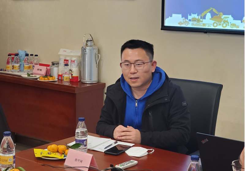 铁甲网平台业务经理崔鑫在交流环节讲话