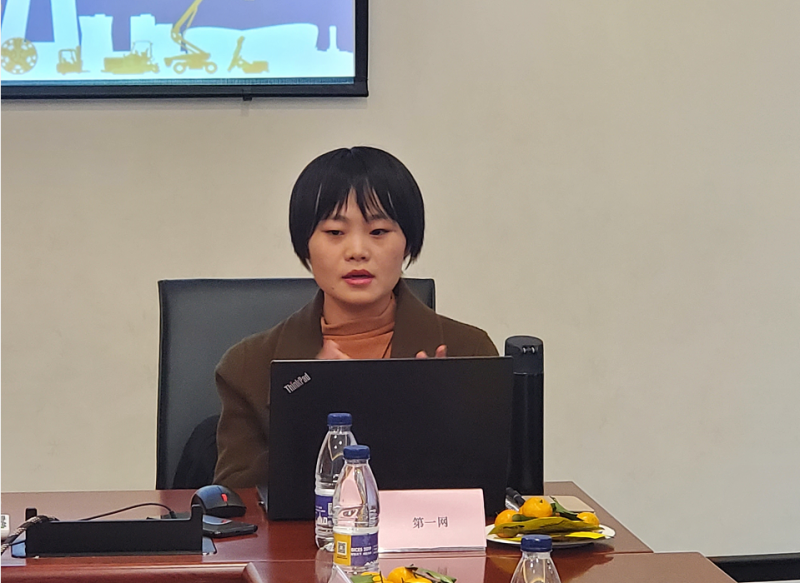 第一工程机械网主编董萌在交流环节讲话