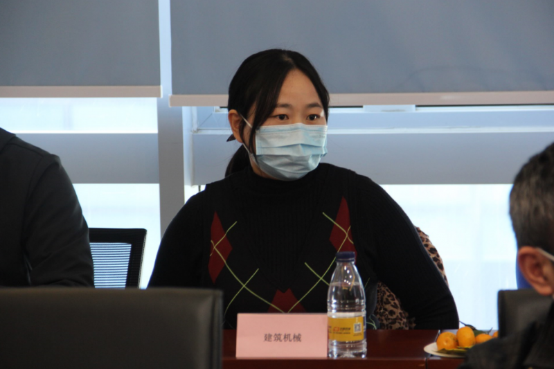 建筑机械杂志副主编李红彩在交流环节讲话
