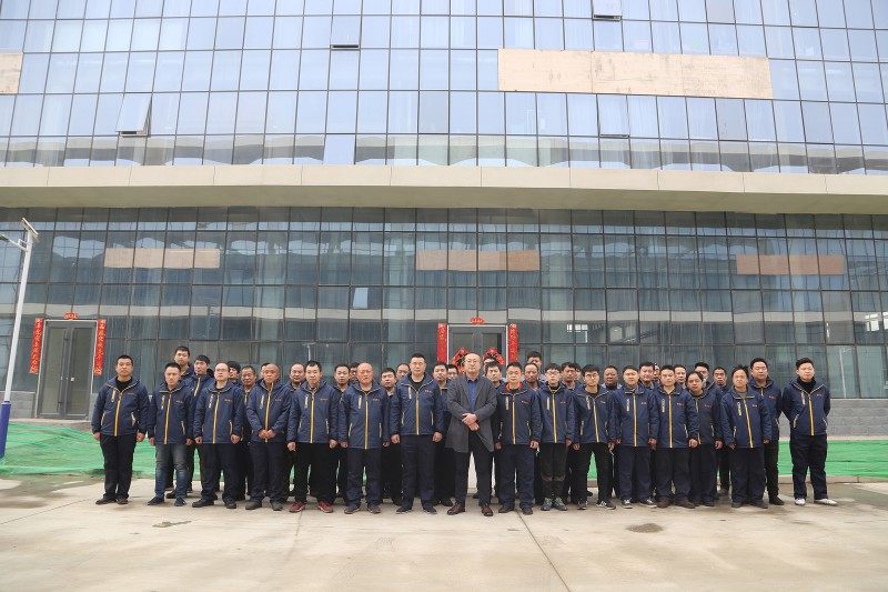 张志亮总经理和全体人员合影