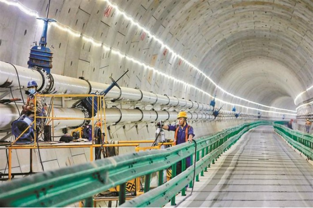 建设者在检查管道运行情况